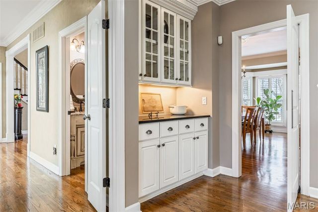 1040 Greystone Manor Parkway, Chesterfield, MO 63005