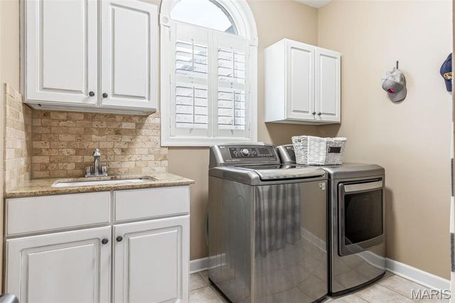 1040 Greystone Manor Parkway, Chesterfield, MO 63005