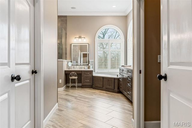 1040 Greystone Manor Parkway, Chesterfield, MO 63005