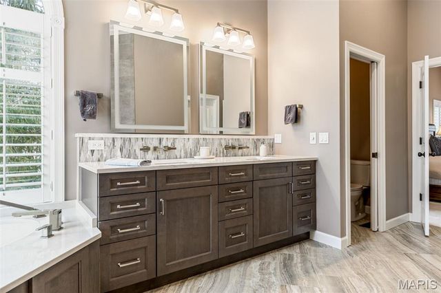 1040 Greystone Manor Parkway, Chesterfield, MO 63005