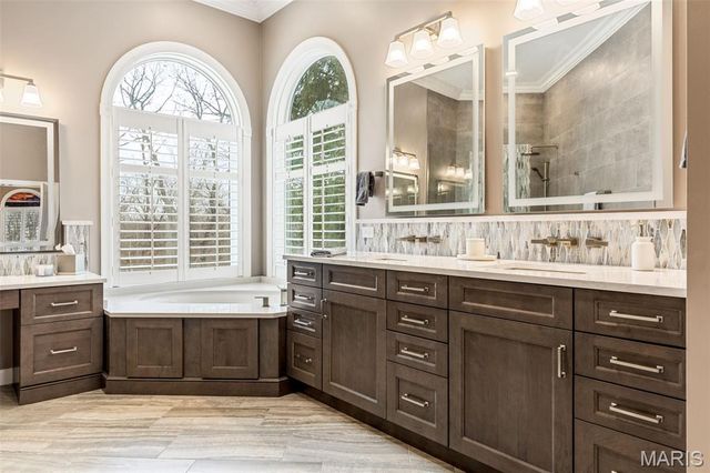 1040 Greystone Manor Parkway, Chesterfield, MO 63005