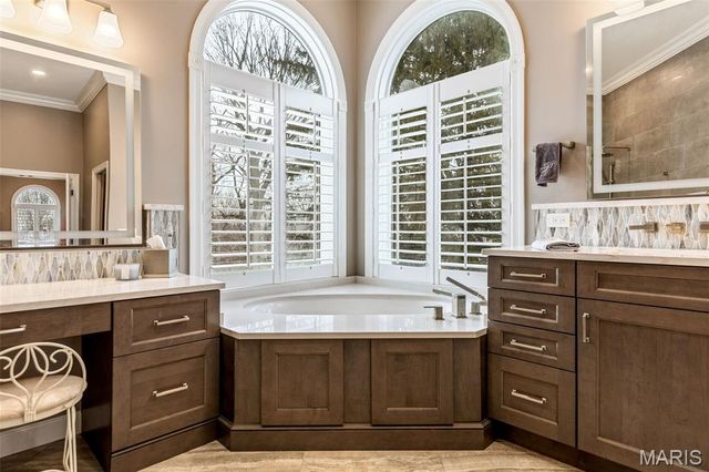 1040 Greystone Manor Parkway, Chesterfield, MO 63005