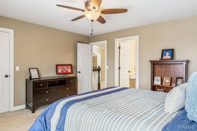 1040 Greystone Manor Parkway, Chesterfield, MO 63005