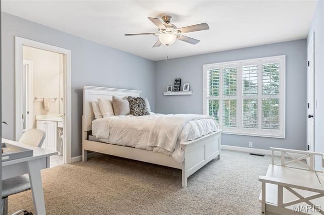 1040 Greystone Manor Parkway, Chesterfield, MO 63005