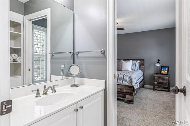 1040 Greystone Manor Parkway, Chesterfield, MO 63005