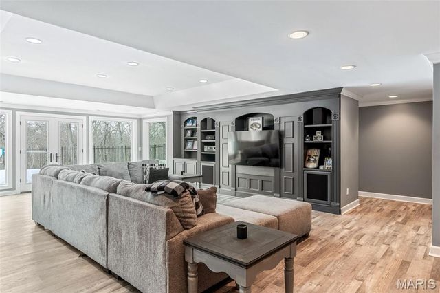 1040 Greystone Manor Parkway, Chesterfield, MO 63005