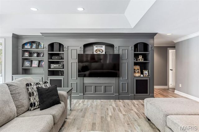 1040 Greystone Manor Parkway, Chesterfield, MO 63005