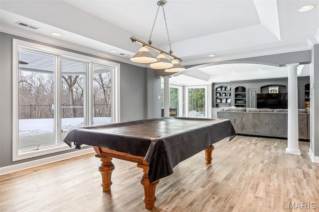 1040 Greystone Manor Parkway, Chesterfield, MO 63005