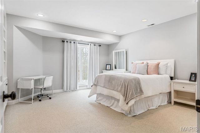 1040 Greystone Manor Parkway, Chesterfield, MO 63005