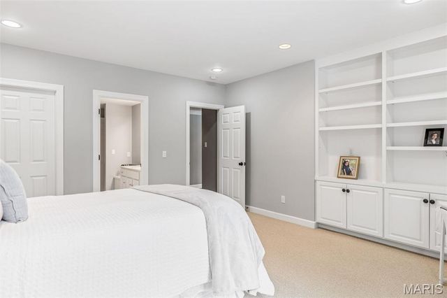 1040 Greystone Manor Parkway, Chesterfield, MO 63005