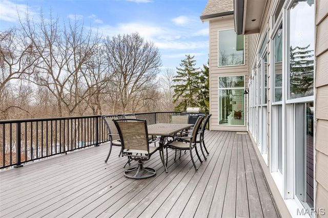 1040 Greystone Manor Parkway, Chesterfield, MO 63005