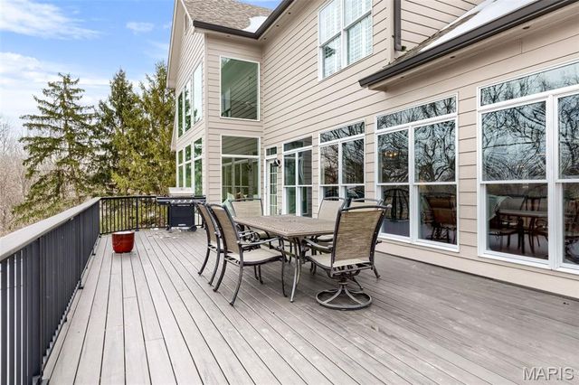 1040 Greystone Manor Parkway, Chesterfield, MO 63005