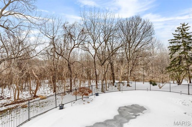 1040 Greystone Manor Parkway, Chesterfield, MO 63005