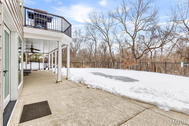 1040 Greystone Manor Parkway, Chesterfield, MO 63005