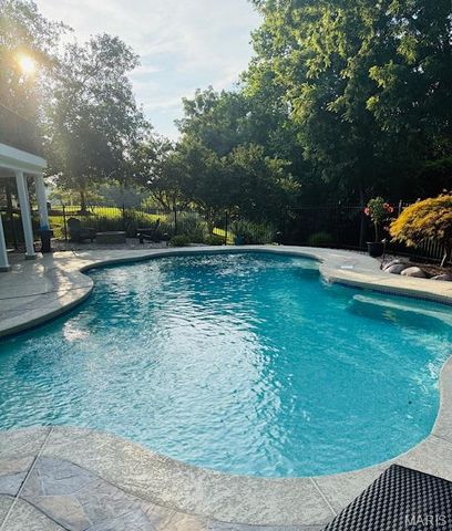 1040 Greystone Manor Parkway, Chesterfield, MO 63005