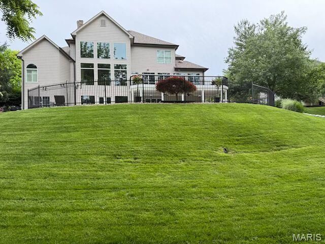 1040 Greystone Manor Parkway, Chesterfield, MO 63005