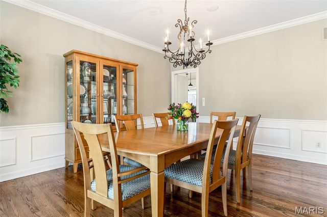 1040 Greystone Manor Parkway, Chesterfield, MO 63005