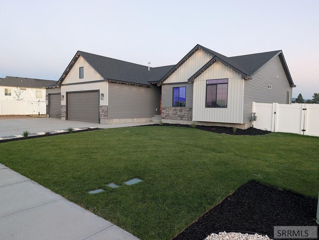 Image 5 of property listing at 3842 Hidden Valley Drive, Ammon, ID 83406