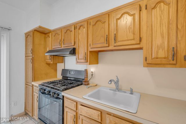 6 Lincoln Place, East Rutherford, NJ 07073