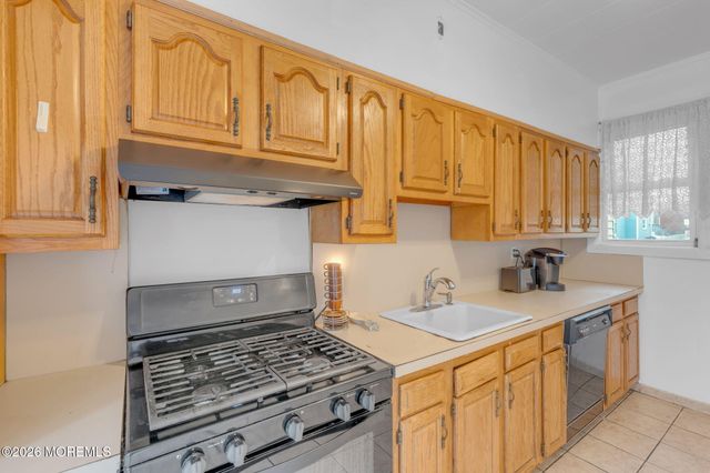 6 Lincoln Place, East Rutherford, NJ 07073