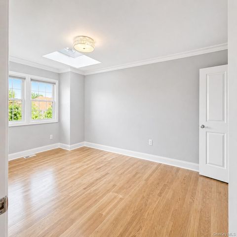 109 Aspen Drive E, Woodbury, NY 11797