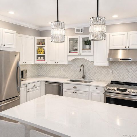 109 Aspen Drive E, Woodbury, NY 11797