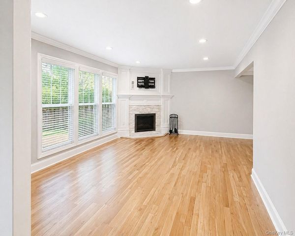 109 Aspen Drive E, Woodbury, NY 11797