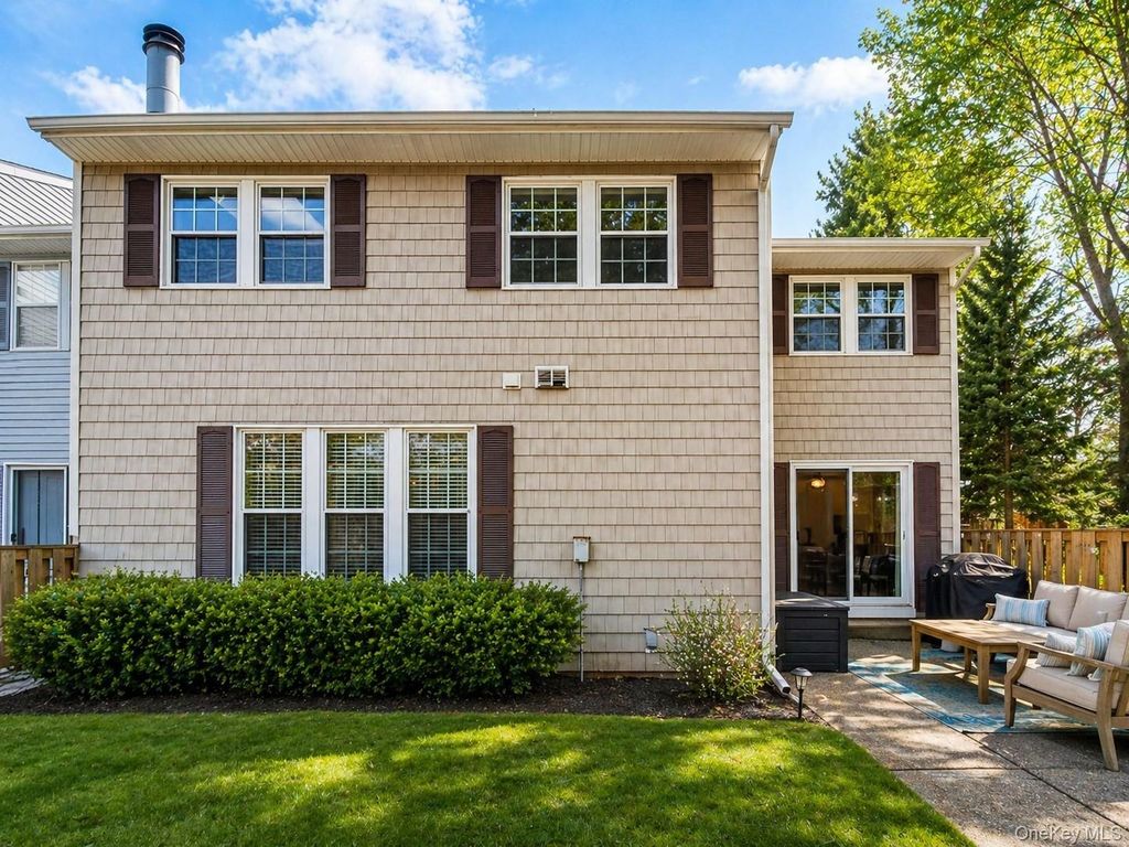 109 Aspen Drive E, Woodbury, NY 11797