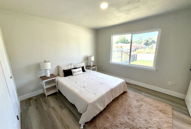 238 W Swift Avenue, Clovis, CA 93612