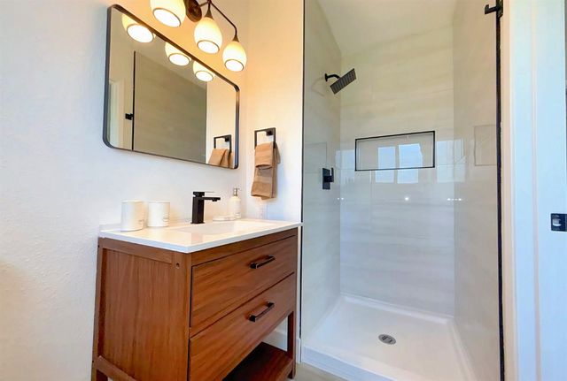 238 W Swift Avenue, Clovis, CA 93612