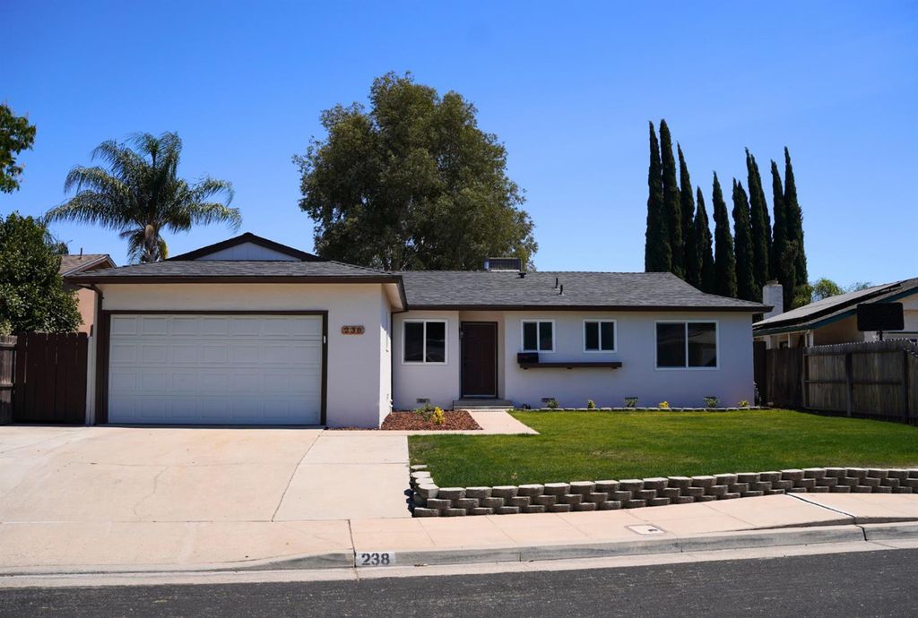 238 W Swift Avenue, Clovis, CA 93612