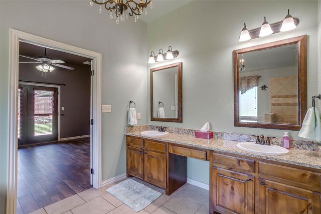 2811 Willow Ridge Circle, Granbury, TX 76049