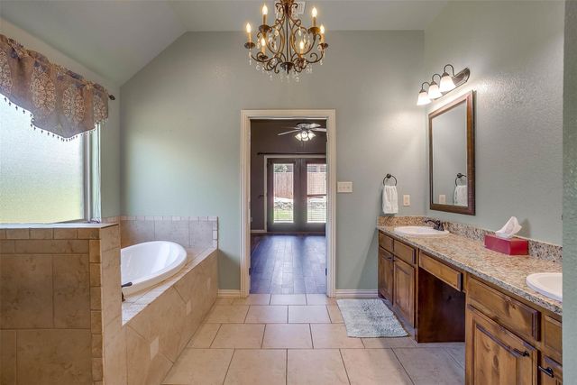 2811 Willow Ridge Circle, Granbury, TX 76049