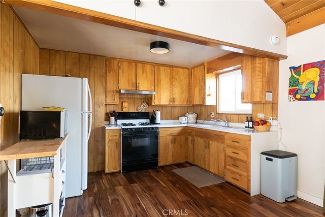 860 Villa Grove Ave, Big Bear City, CA 92314