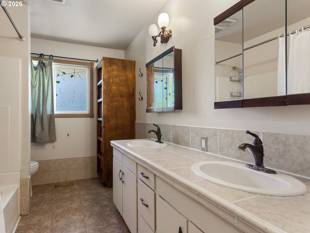 3710 Se 49TH Ave, Portland, OR 97206