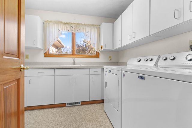 8317 Snaresbrook Road, Roscoe, IL 61073