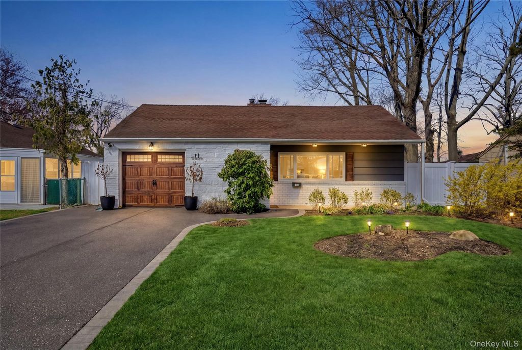 11 Grand Central Avenue, Amityville, NY 11701