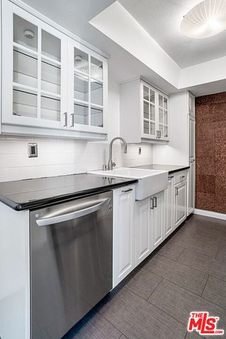 15002 Magnolia Boulevard 4, Sherman Oaks, CA 91403