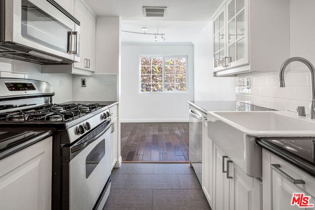 15002 Magnolia Boulevard 4, Sherman Oaks, CA 91403