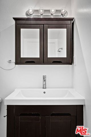 15002 Magnolia Boulevard 4, Sherman Oaks, CA 91403