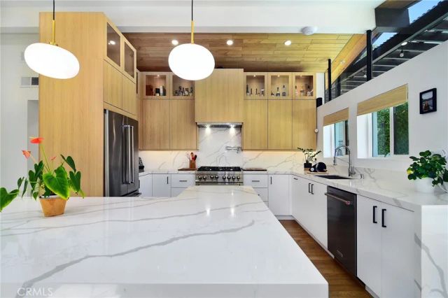 22253 Flanco Road, Woodland Hills, CA 91364