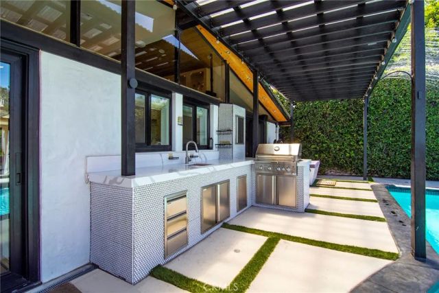 22253 Flanco Road, Woodland Hills, CA 91364