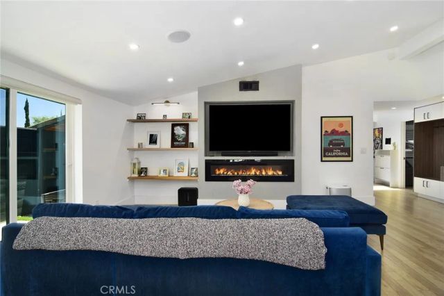 22253 Flanco Road, Woodland Hills, CA 91364