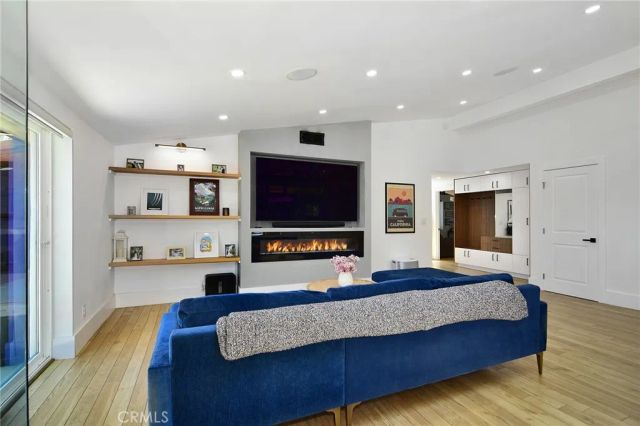 22253 Flanco Road, Woodland Hills, CA 91364
