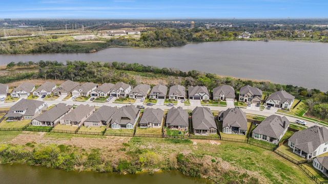 567 Rita Blanca Drive, Webster, TX 77598