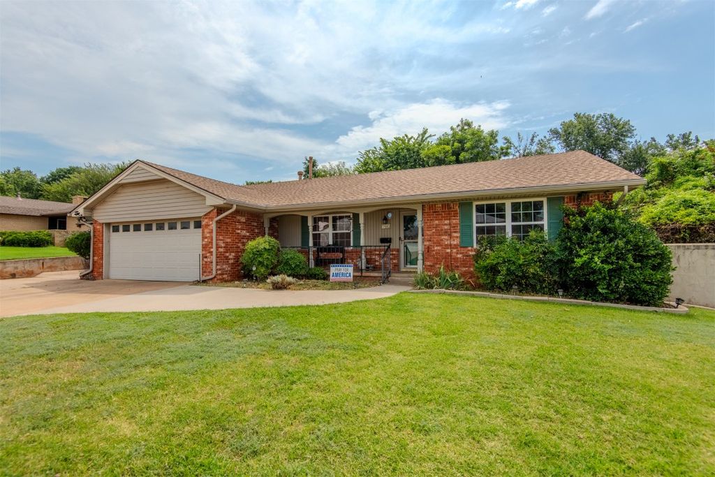 1102 N Rosebrier Drive, Guthrie, OK 73044