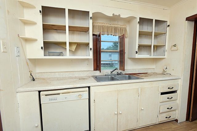 145 Doucet Dr, Golden Meadow, LA 70357