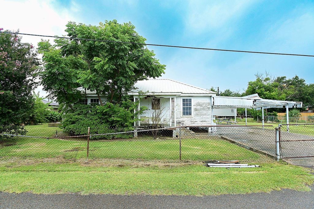 145 Doucet Dr, Golden Meadow, LA 70357