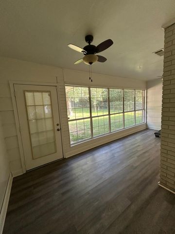 210 E Lakeside Dr, Hattiesburg, MS 39402