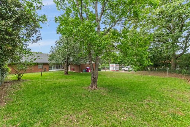 210 E Lakeside Dr, Hattiesburg, MS 39402